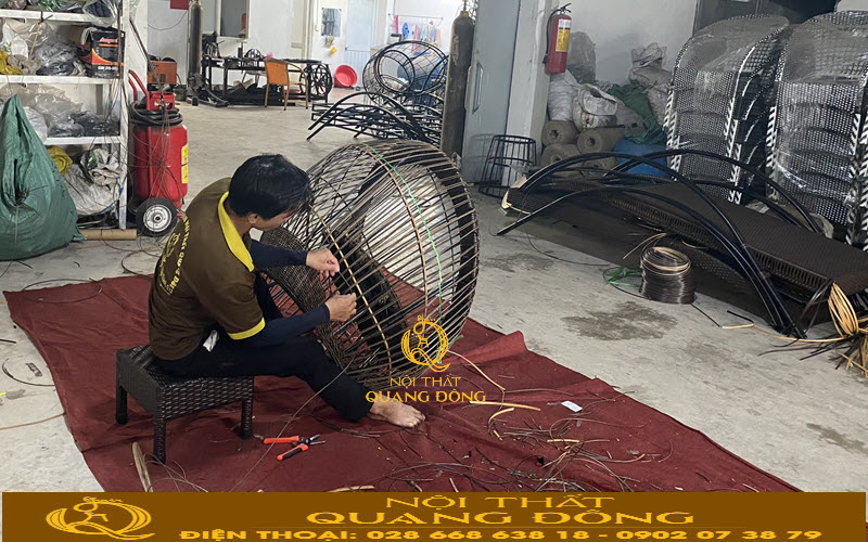 Công đoạn đan ghế trứng từ sợi mây nhựa qua tay nghề thợ thủ công chuyên nghiệp Nội Thất Quang Đông