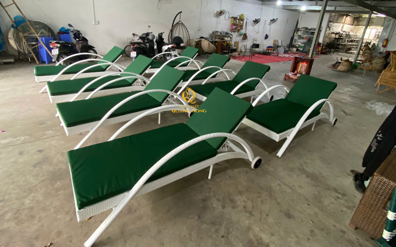 Ghế nằm hồ bơi giả mây mới hoàn thiện tại xưởng Nội thất Quang Đông Ghế nằm hồ bơi  mây nhựa QD-1280 tại xưởng Nội thất Quang Đông