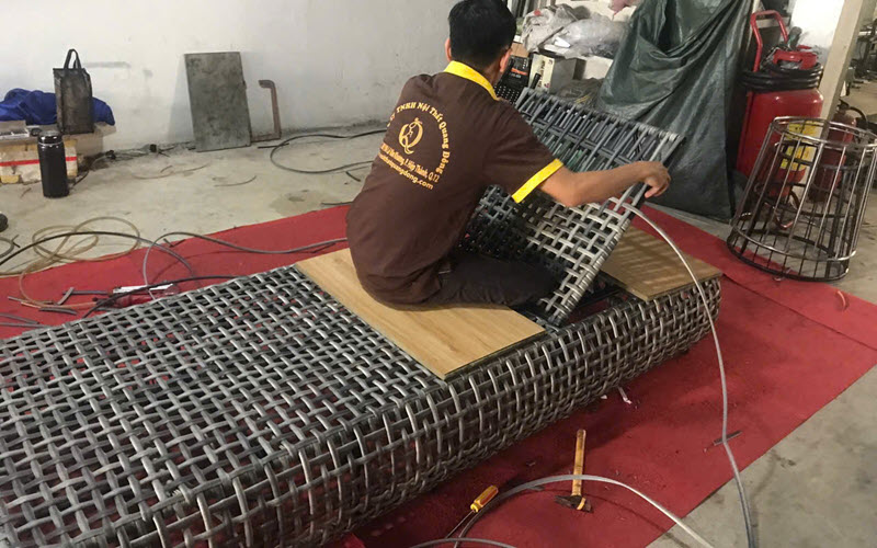 Quá trình sản xuất ghế nằm hồ bơi QD-1281 với sự tỉ mỉ và chuyên nghiệp của người thợ lành nghề tại xưởng Nội thất Quang Đông