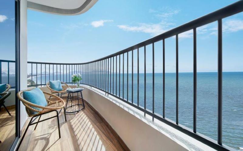 Bàn ghế giả mây đan sợi nhựa tròn cao cấp Cảnh biển lãng mạng cùng bộ bàn ghế giả mây của Nội Thất Quang Đông cung cấp cho khách sạn Vias