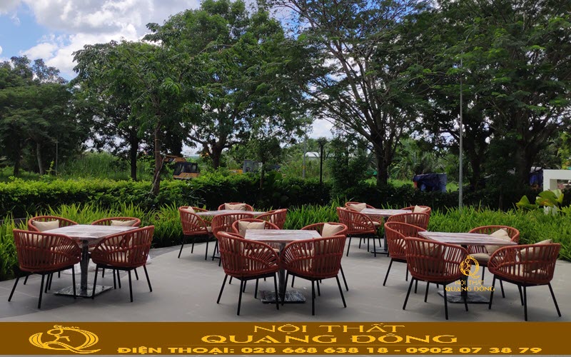 Bàn ghế cafe màu đỏ cam tươi mới