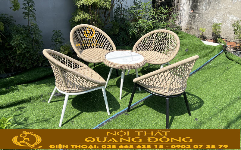 Bàn ghế đan giả mây thiết kế ghế cong giúp ngồi thoải mái