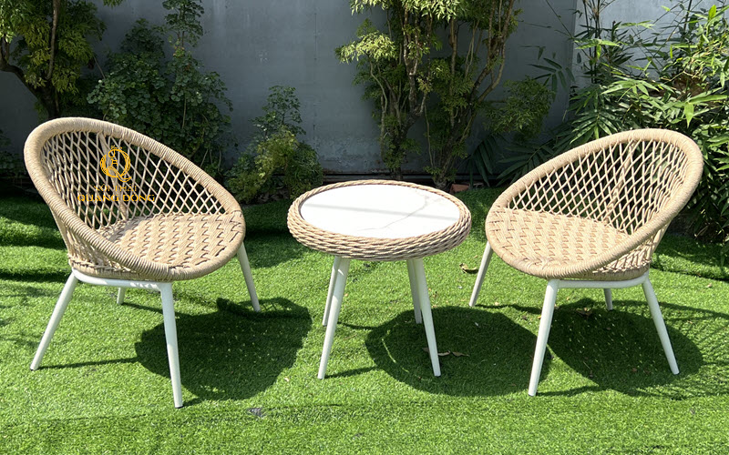 Bàn ghế đan mây nhựa QD - 2110 giúp không gian quán trở nên thu hút hơn