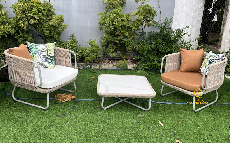Mặt bàn đá nhân tạo nung kết tạo sự thẩm mỹ cho tổng thể bàn ghế QD-2118