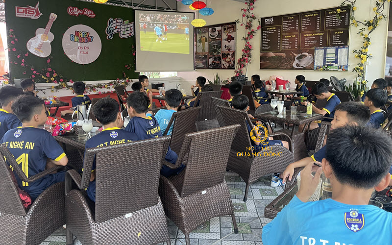 Bàn ghế mây nhựa QD-272 của Nội thất Quang Đông tại quán cafe Bàn ghế mây nhựa QD-272 cho không gian quán cà phê