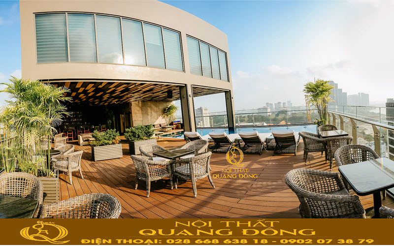 không gian sang trọng của quán nhờ bàn ghế giả mây của Nội thất Quang Đông