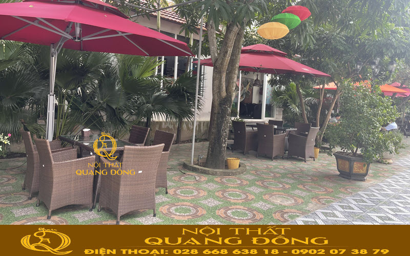 Bố trí bàn ghế giả mây ở khu vực có mái che để đảm bảo tuổi thợ Bố trí bàn ghế giả mây ở vị trí hợp lý để đảm bảo tuổi thợ sản phẩm