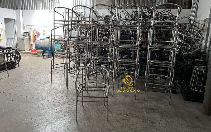 Bàn ghế giả mây làm từ khung thép sơn tĩnh điện chắc chắn và bền bỉ ngoài trời
