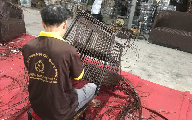 Bàn ghế giả mây được làm từ chất liệu sợi mây nhựa cao cấp kết hợp cùng khung thép sơn tĩnh điện chắc chắn
