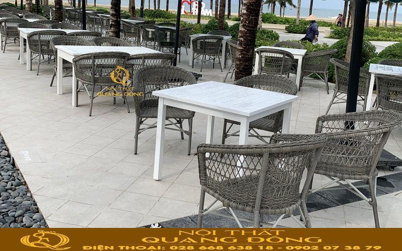 Bàn ghế cafe ngoài trời dễ vệ sinh và lau chùi