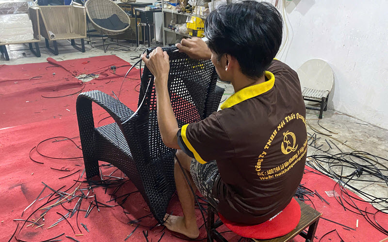Bàn ghế giả mây được đan tay thủ công bằng sợi mây nhựa cao cấp