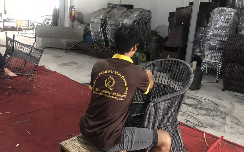 Bàn ghế mây nhựa tại xưởng Nội thất Quang Đông được đan tay thủ công bằng sợi mây nhựa cao cấp