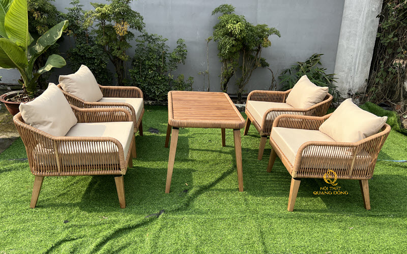 Bàn ghế sân vườn có trang bị nệm gối sẽ giúp người dùng thư giãn tốt hơn