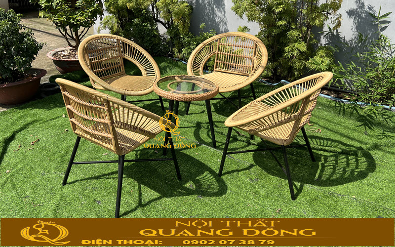 Bàn ghế giả mây QD-2115 sử dụng chất liệu mây nhựa cao cấp với màu vàng nâu tạo cảm giác ấm áp