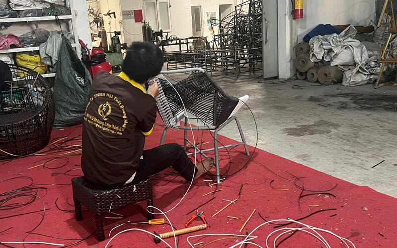 Chất liệu bàn ghế là yếu tố đầu tiên quyết định giá thành Chất liệu bàn ghế ảnh hưởng trực tiếp đến giá thành