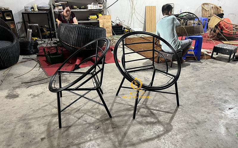 Khung ghế và bàn giả mây QD-2115 được làm bằng thép sơn tĩnh điện chắc chắn, bền bỉ