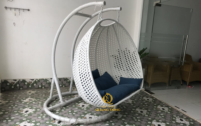 Xích đu đôi mây nhựa QD-422 với kích thước lớn cho hai người ngồi thoải mái