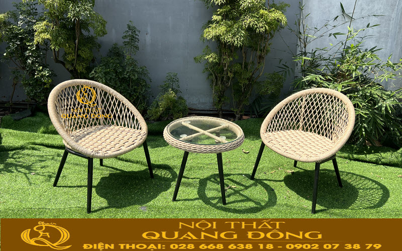 Mặt bàn bằng kính giúp bộ bàn ghế giả mây QD - 2110 trở nên sang trọng hơn