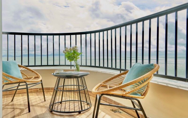 Bàn ghế giả mây QD-2083 với khung cảnh lãng mạng Bàn ghế giả mây QD-2083 với 2 ghế 1 bàn sang trọng tạo nên không gian ngắm cảnh lãng mạng